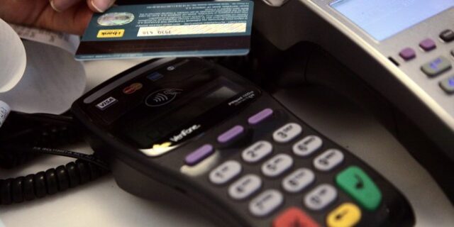 Αντιδράσεις για την αύξηση των ηλεκτρονικών συναλλαγών στο 30% – Λύση με πλαφόν αναζητά το ΥΠΟΙΚ