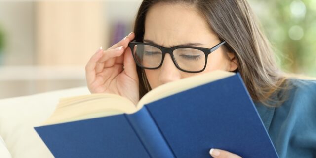 Πρεσβυωπία: Τι είναι, ποια τα συμπτώματα και πώς αντιμετωπίζεται
