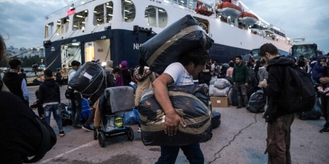 Μεταναστευτικό: Έφτασαν στον Πειραιά 156 αιτούντες άσυλο από τη Μυτιλήνη