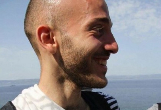 Ο πρόσφυγας που σώθηκε στο Αιγαίο κρατώντας αγκαλιά τη γάτα του