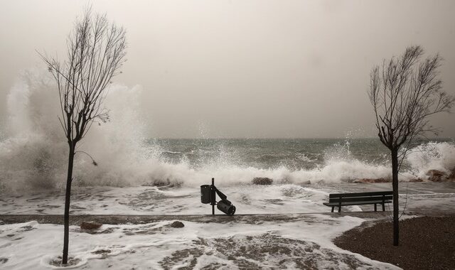 Έντονα καιρικά φαινόμενα στην Αττική: Ο Θοδωρής Κολυδάς αναλύει πού θα “χτυπήσουν” οι καταιγίδες