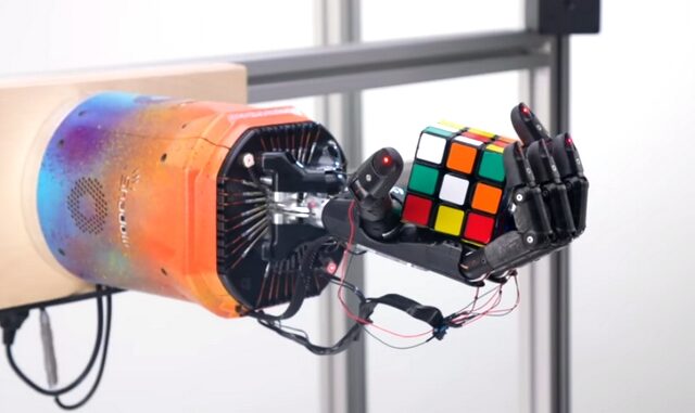 Ρομποτικό χέρι λύνει τον κύβο του Ρούμπικ σε 4 λεπτά
