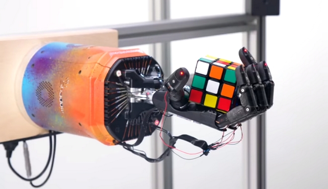 Ρομποτικό χέρι λύνει τον κύβο του Ρούμπικ σε 4 λεπτά