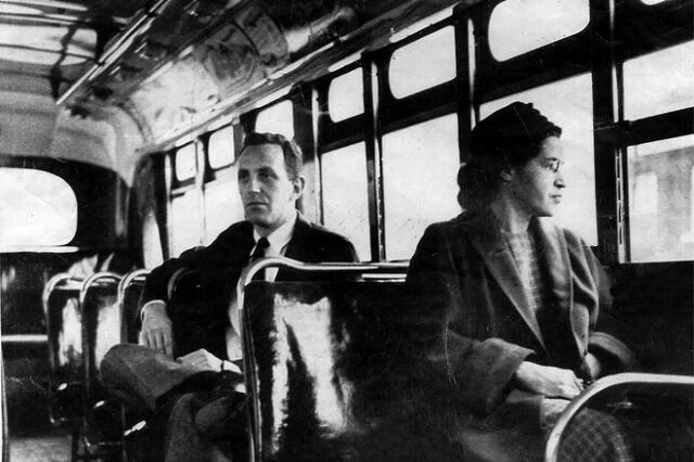 Ρόζα Παρκς: Η μαύρη γυναίκα που αρνήθηκε να σηκωθεί για να κάτσει λευκός σε λεωφορείο