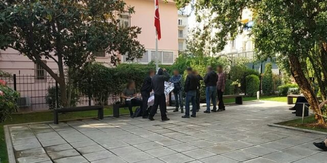 Θεσσαλονίκη: “Εισβολή” Ρουβίκωνα στο τουρκικό προξενείο – 12 προσαγωγές