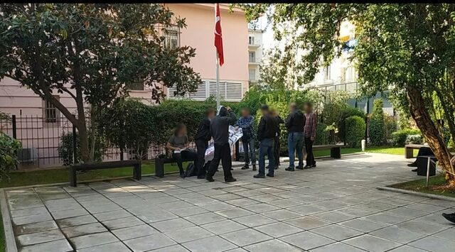 Θεσσαλονίκη: “Εισβολή” Ρουβίκωνα στο τουρκικό προξενείο – 12 προσαγωγές