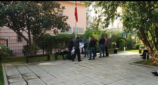 Θεσσαλονίκη: “Εισβολή” Ρουβίκωνα στο τουρκικό προξενείο – 12 προσαγωγές