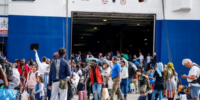 Προσφυγικό: Στο λιμάνι του Πειραιά μεταφέρονται 700 αιτούντες άσυλο