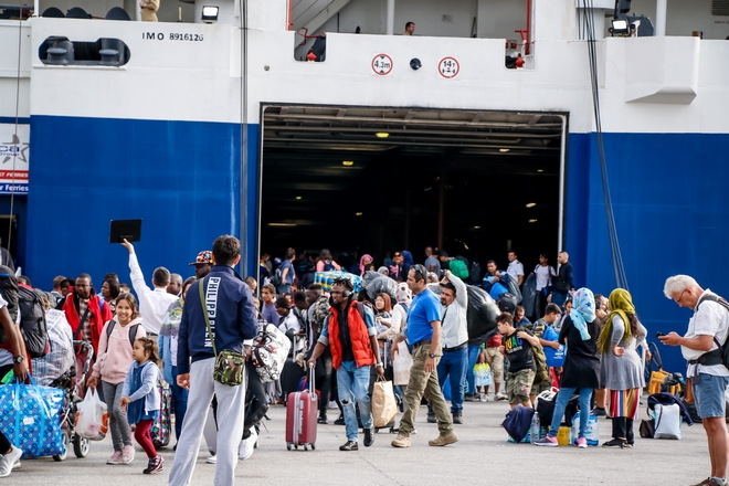 Προσφυγικό: Στο λιμάνι του Πειραιά μεταφέρονται 700 αιτούντες άσυλο