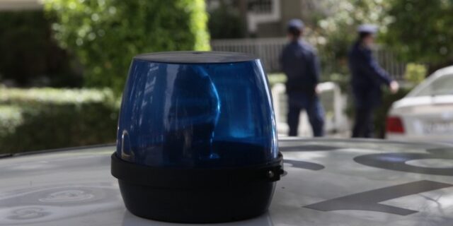 Καλύβια: Εισέβαλαν στο σπίτι ηλικιωμένης, την ξυλοκόπησαν και τη λήστεψαν