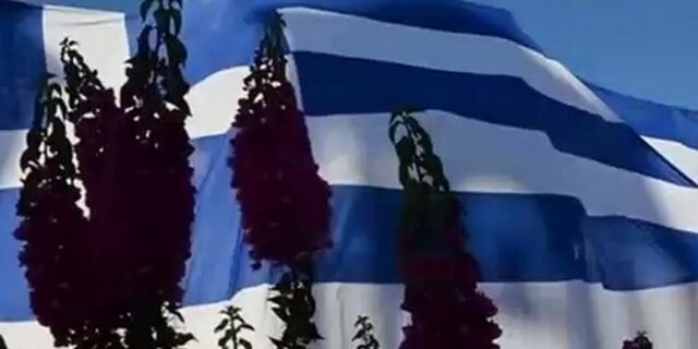 28η Οκτωβρίου: Τεράστιες ελληνικές σημαίες υψώθηκαν σε Χίο και Νέα Κίο