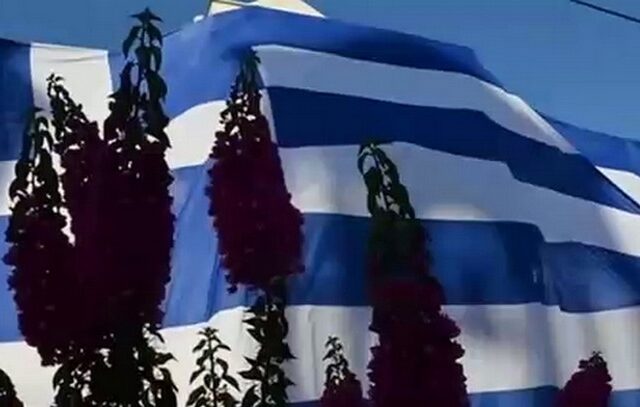 28η Οκτωβρίου: Τεράστιες ελληνικές σημαίες υψώθηκαν σε Χίο και Νέα Κίο