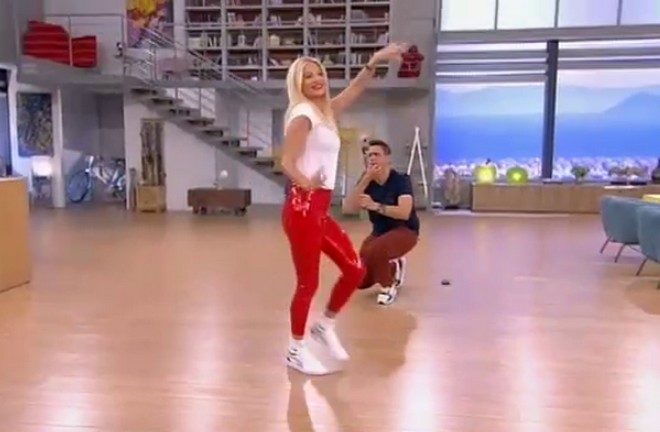 Η Φαίη Σκορδά καλημέρισε χορεύοντας ξέφρενο τσιφτετέλι με κόκκινο κολάν