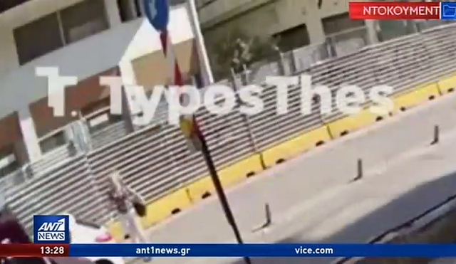 Βίντεο: Η σοκαριστική στιγμή που αυτοκίνητο παρασέρνει γυναίκα στη Θεσσαλονίκη