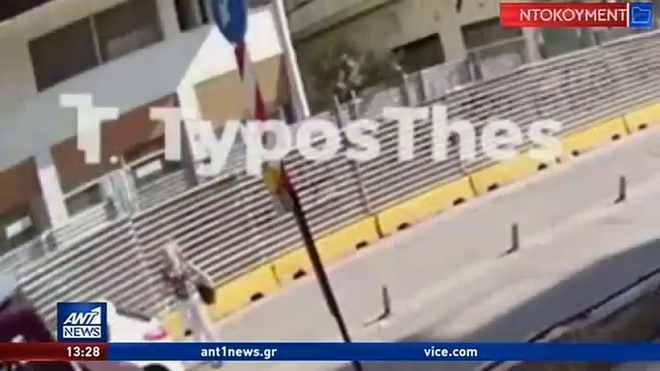 Βίντεο: Η σοκαριστική στιγμή που αυτοκίνητο παρασέρνει γυναίκα στη Θεσσαλονίκη