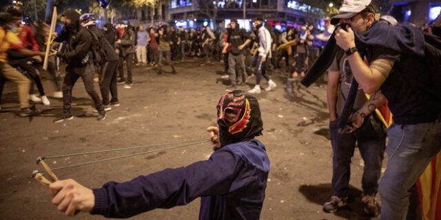 Νύχτα χάους στη Βαρκελώνη: Κλιμακώθηκαν οι βίαιες συγκρούσεις διαδηλωτών – αστυνομίας