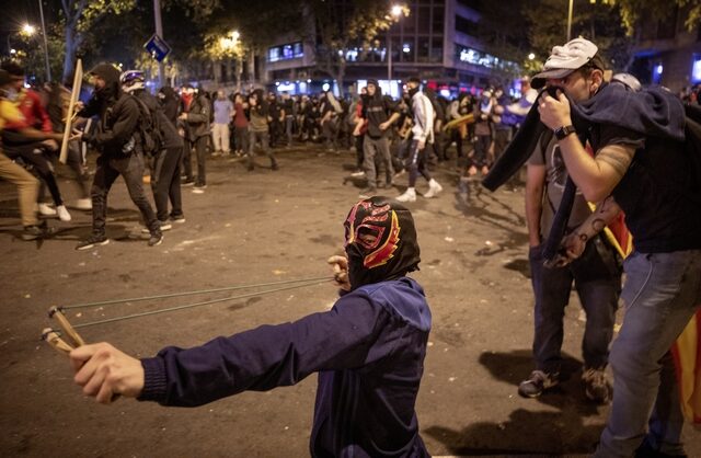 Νύχτα χάους στη Βαρκελώνη: Κλιμακώθηκαν οι βίαιες συγκρούσεις διαδηλωτών – αστυνομίας