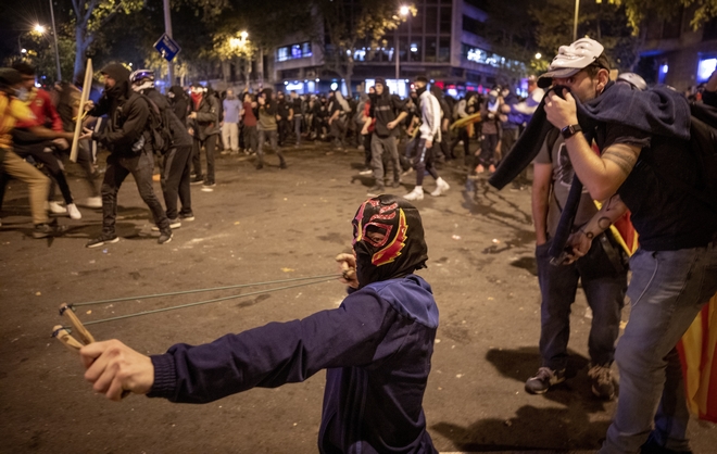 Νύχτα χάους στη Βαρκελώνη: Κλιμακώθηκαν οι βίαιες συγκρούσεις διαδηλωτών – αστυνομίας