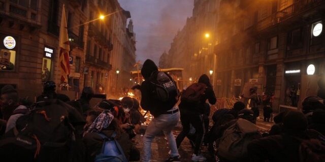 Βαρκελώνη: 500.000 στους δρόμους – Άγριες συγκρούσεις, η πολιτοφυλακή προ των πυλών
