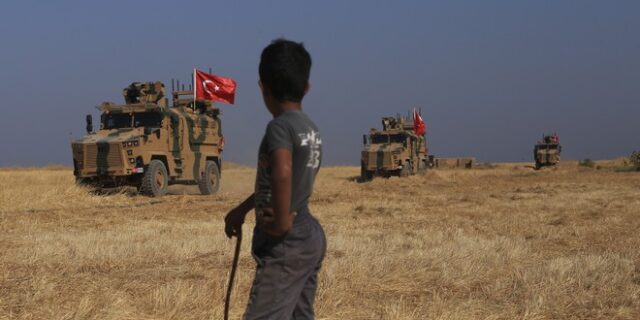 “Αγριεύει” η κατάσταση στη Συρία: Τούρκοι στρατιώτες και άρματα μετακινούνται στα σύνορα