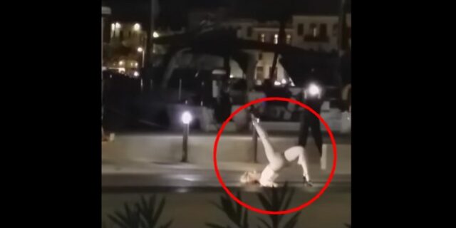 Σύρος: Γυναίκα βγήκε από κότερο και χόρεψε αισθησιακά στη μέση του δρόμου