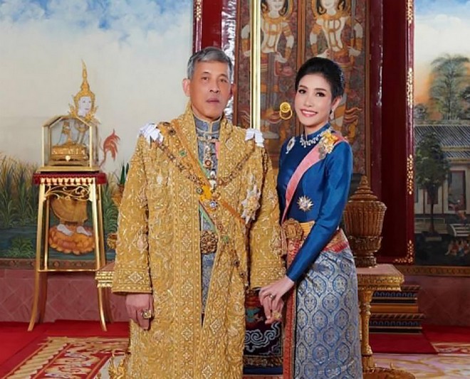 Ταϊλάνδη: Ο βασιλιάς αφαίρεσε τους τίτλους από την “άπιστη” βασιλική σύντροφό του