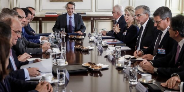 Δέσμευση τραπεζιτών στον Μητσοτάκη να επανεξετάσουν τις χρεώσεις στις συναλλαγές