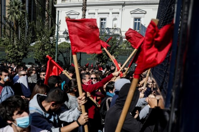 Ένταση στη φοιτητική πορεία στο κέντρο της Αθήνας – Τραυματίστηκε ένας φοιτητής