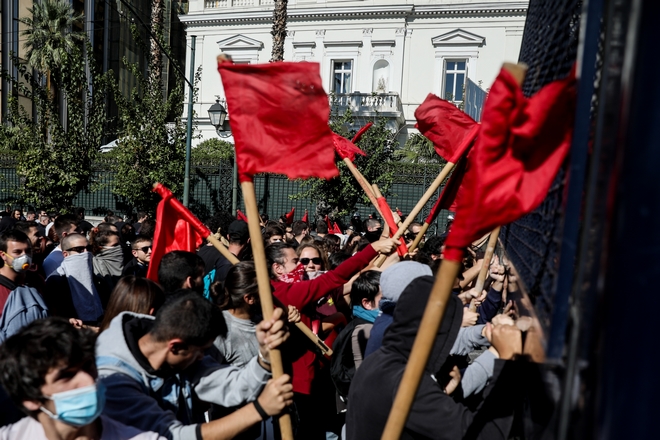 Ένταση στη φοιτητική πορεία στο κέντρο της Αθήνας – Τραυματίστηκε ένας φοιτητής