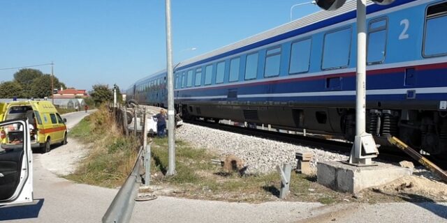 Σύγκρουση τρένου με ΙΧ στα Τρίκαλα – Μία νεκρή