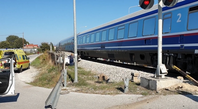 Σύγκρουση τρένου με ΙΧ στα Τρίκαλα – Μία νεκρή