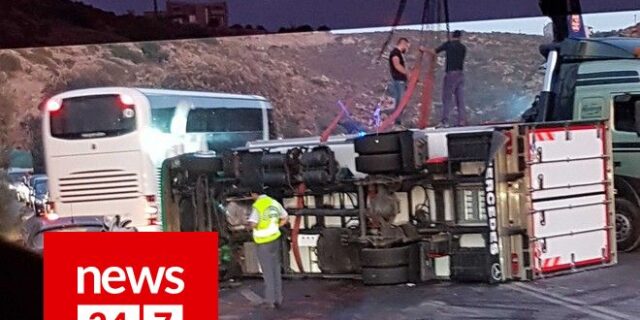 Κρήτη: Νταλίκα αναποδογύρισε στην Εθνική Οδό μετά από σύγκρουση με ΙΧ