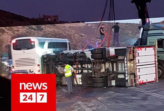 Κρήτη: Νταλίκα αναποδογύρισε στην Εθνική Οδό μετά από σύγκρουση με ΙΧ
