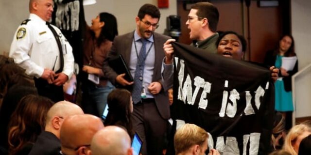 ΗΠΑ: Διαδηλωτές εμπόδισαν ομιλία υπουργού – “Είμαστε με τους μετανάστες”