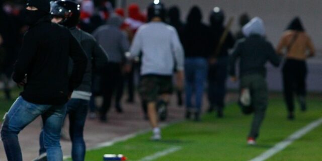 Ολυμπιακός – Μπάγερν Κ19: Το βίντεο από τη στιγμή της εισβολής κουκουλοφόρων