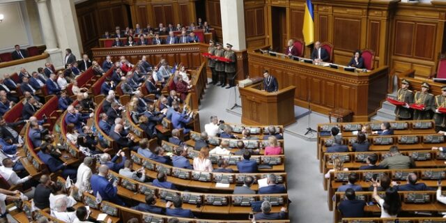 Σάλος στην Ουκρανία: Βουλευτής έκλεισε ραντεβού με ιερόδουλη εν μέσω συνεδρίασης της βουλής