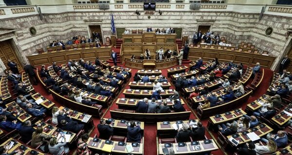 Βουλή: “Πέρασαν” οι τέσσερις συμβάσεις για τους υδρογονάνθρακες