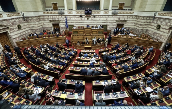 Βουλή: “Πέρασαν” οι τέσσερις συμβάσεις για τους υδρογονάνθρακες