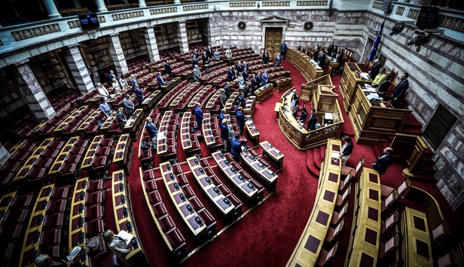 Βουλή: Στην Ολομέλεια η συζήτηση επί του νομοσχεδίου για το άσυλο στους πρόσφυγες