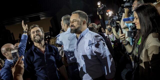 Vox: Αποθέωση του Φράνκο και θεωρίες συνωμοσίας για το κλίμα σε μεγάλη συγκέντρωση