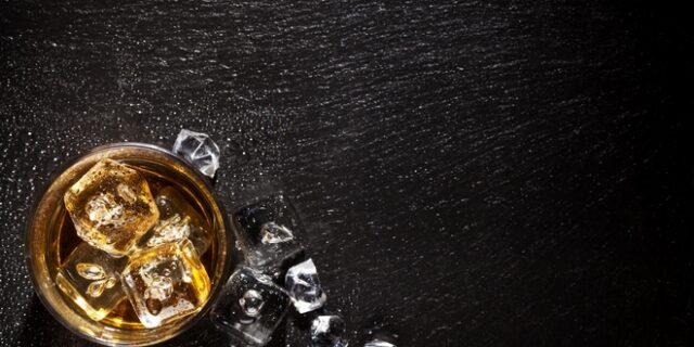 Φιάλη ουίσκι έσπασε κάθε ρεκόρ: Πουλήθηκε σε δημοπρασία έναντι 1,7 εκατ. ευρώ