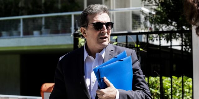 Φρούδες οι ελπίδες του “βαθέως κόμματος” να “φαγωθεί” ο Μιχάλης Χρυσοχοΐδης