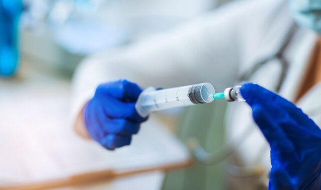 Διαψεύδει ο ΕΟΦ τα περί ανεπάρκειας των εμβολίων για τη γρίπη