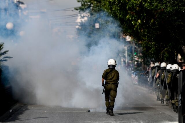 Ένταση έξω από την ΑΣΟΕΕ μετά τη φοιτητική πορεία