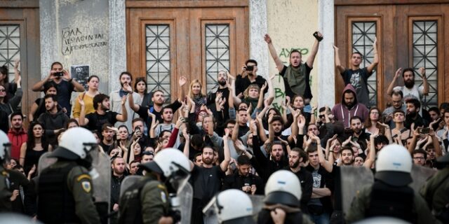 Τεταμένο κλίμα ενόψει Πολυτεχνείου – Καρέ καρέ η εισβολή των ΜΑΤ στην ΑΣΟΕΕ