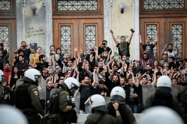 Τεταμένο κλίμα ενόψει Πολυτεχνείου – Καρέ καρέ η εισβολή των ΜΑΤ στην ΑΣΟΕΕ