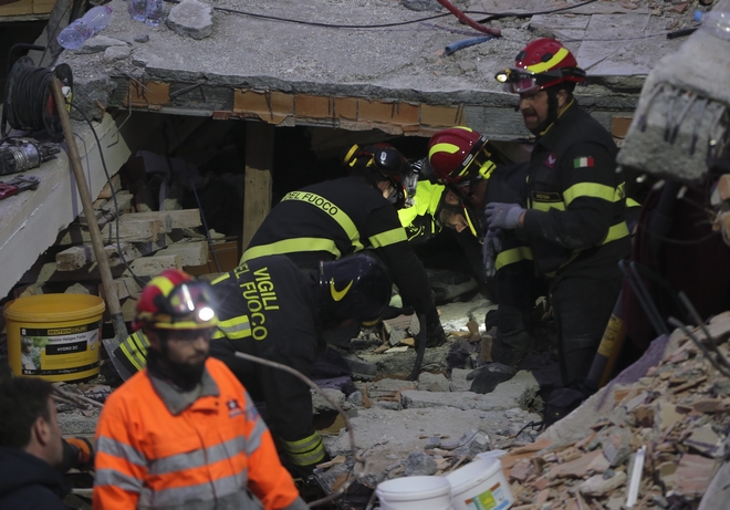 Σεισμός στην Αλβανία: Τρεις νεκρούς ανέσυραν το πρωί τα συνεργεία της ΕΜΑΚ