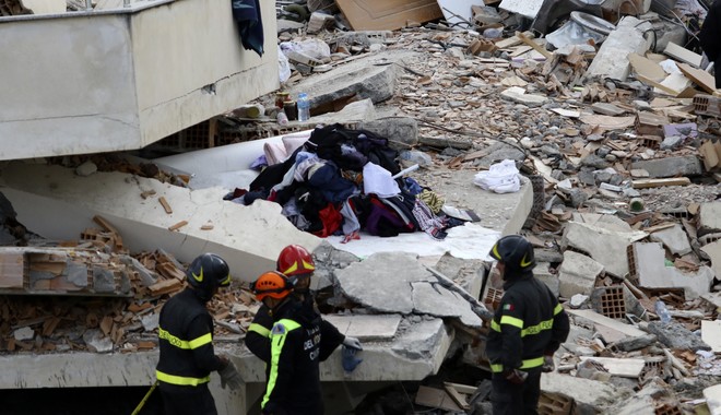 Σεισμός στην Αλβανία: Ξεκληρίστηκε 9μελής οικογένεια – Νεκρή η μητέρα αγκαλιά με τα παιδιά