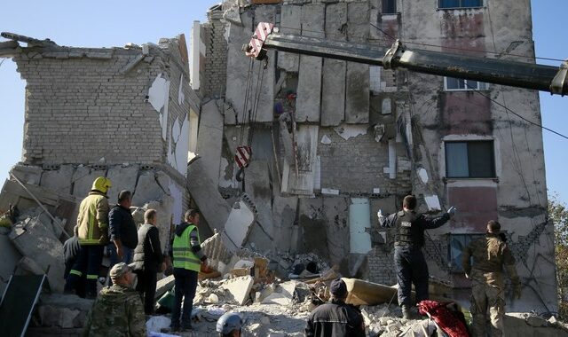 Σεισμός 6,4 ρίχτερ στην Αλβανία: Τουλάχιστον 15 νεκροί, 135 τραυματίες και δεκάδες παγιδευμένοι στα ερείπια