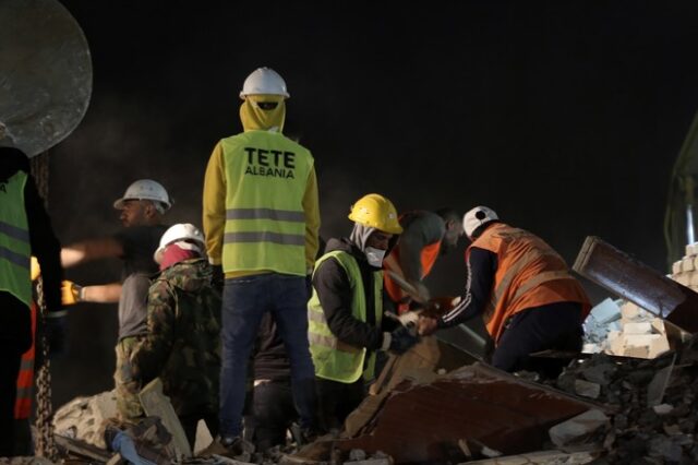 Σεισμός στην Αλβανία: Διασώστες τρέχουν να σωθούν “στον αέρα” μετάδοσης